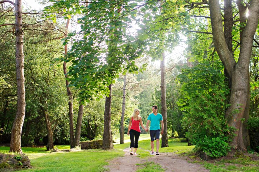 A couple exploring the great outdoors in Niagara-on-the-Lake during their babymoon.