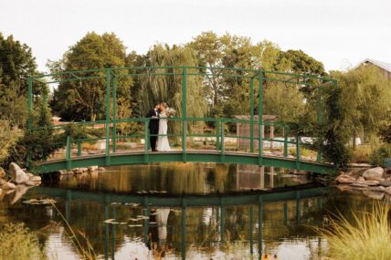 A rustic and elegant wedding hosted in The Gardens at Pillar and Post.