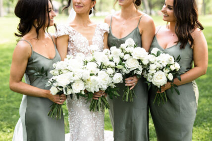 Single flower bouquets, a wedding flower trend of 2024