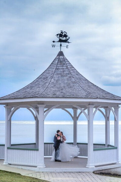 Man and woman eloping in Niagara-on-the-Lake