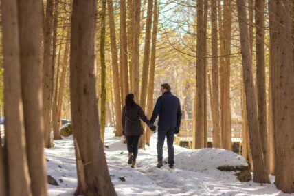 A couple hiking along the grounds of Millcroft Inn & Spa in Caledon.