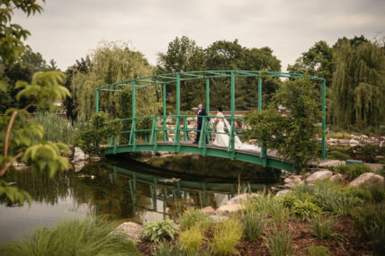 A recently married couple in The Gardens at Pillar and Post