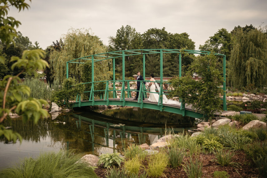 A recently married couple in The Gardens at Pillar and Post