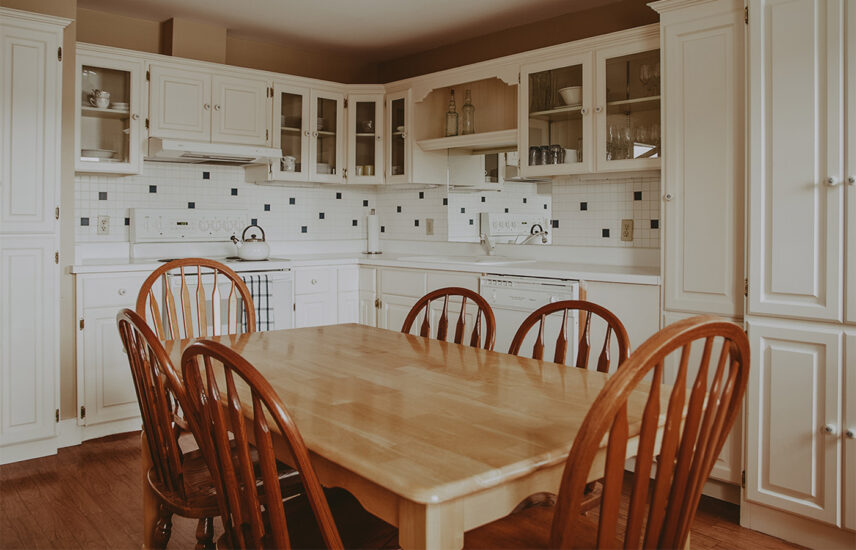 Cottage chic kitchen in the Mirabella Suite at Moffat Inn in Niagara on the Lake