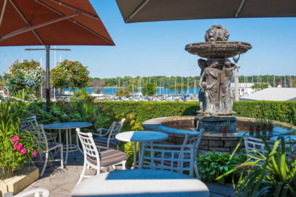 The outdoor patio at Queen's Landing