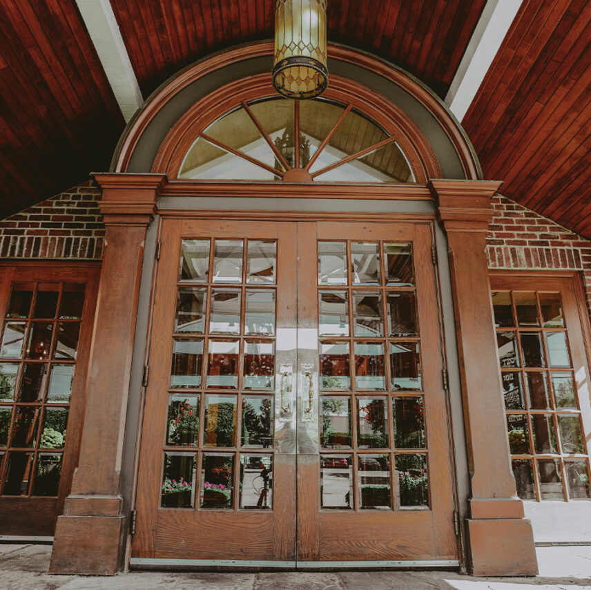 Parking and shuttle options upon arriving at the Pillar & Post Hotel in Niagara-on-the-Lake