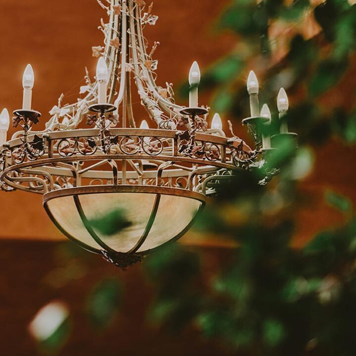 Elegant chandelier in the Pillar and Post hotel lobby in Niagara-on-the-Lake.
