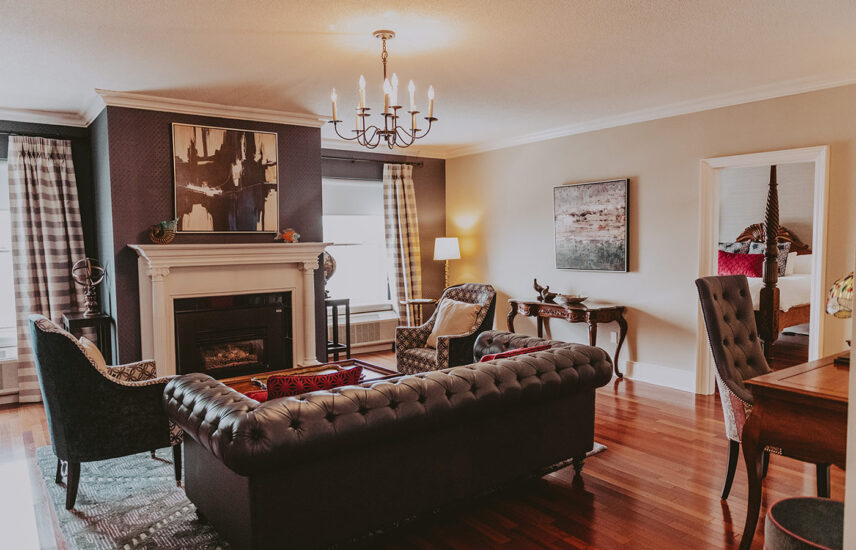 Fireplace and sitting room in Queen's Landing luxury hotel