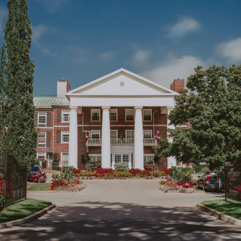 Outdoor view of Queen's Landing hotel in Niagara-on-the-Lake