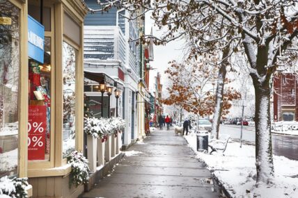 Shops along the street in Old Town Niagara-on-the-Lake.