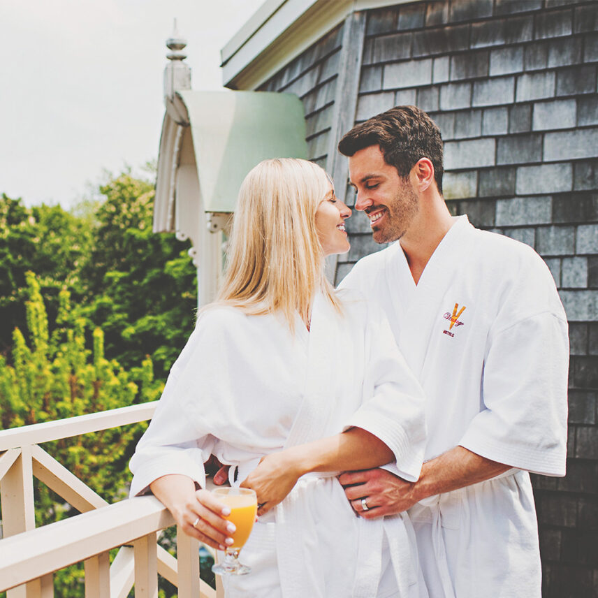 A couple on a patio enjoying a Niagara-on-the-Lake Package at Pillar and Post
