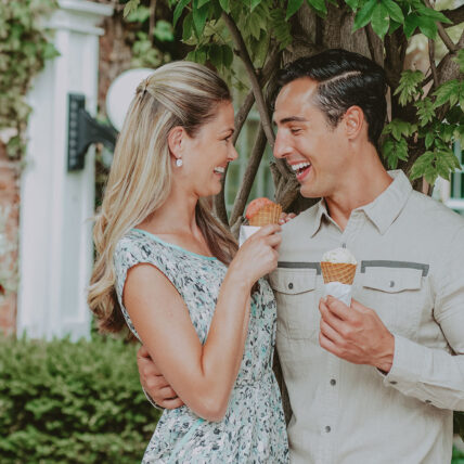 Couple eating ice cream near Jordan House Tavern & Lodging in Jordan Station