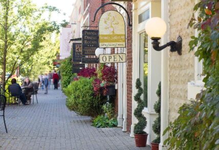Street signs in the Niagara Benchlands.