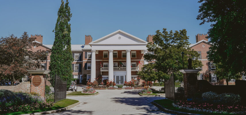 Front entrance to Queen's Landing in Niagara-on-the-Lake