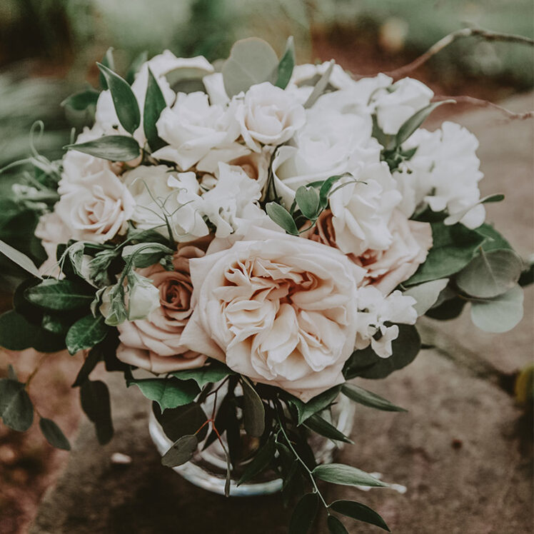 Beautiful Ontario weddings with bouquets by Clippings Floral Design