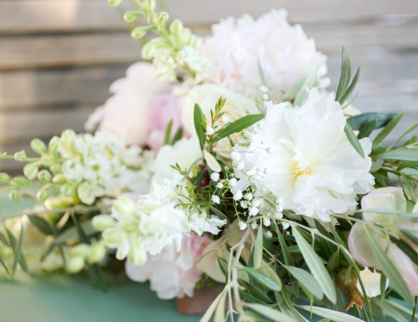 Dainty bouquets, a 2024 wedding flower trend