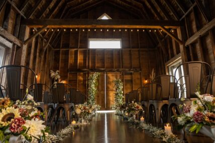 Living floral arrangements, a 2024 wedding flower trend