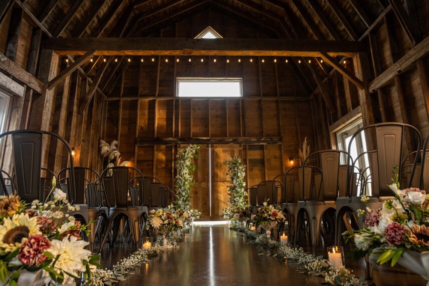 Living floral arrangements, a 2024 wedding flower trend