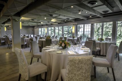 Cave Spring Vineyard large wedding venue.